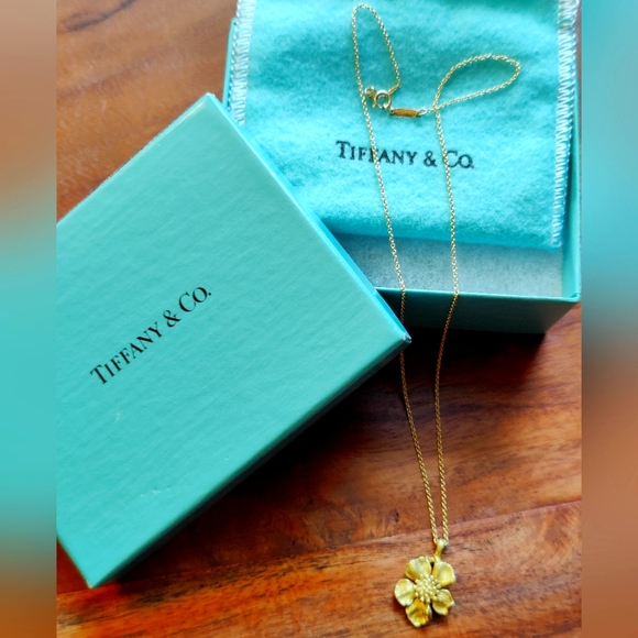 Rare Tiffany & Co Dogwood Wild Rose Necklace 18k 16" - Picture 2 of 5